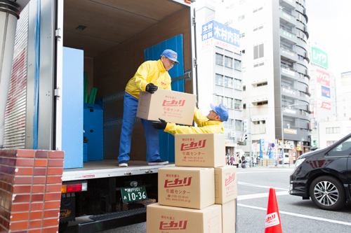 新居に到着し荷下し作業の画像